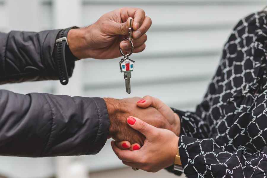 Credits RDONAE Productions via Pexels. Overdracht sleutel huis kopen WOZ-waarde verkoopwaarde woningmarkt
