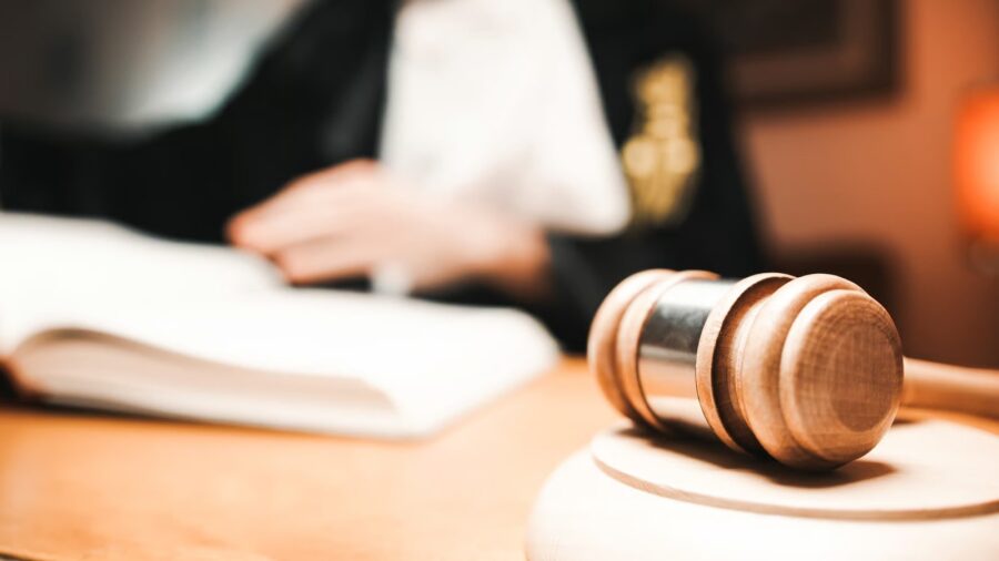 Rechtershamer in een rechtszaal bij een uitspraak over een testament