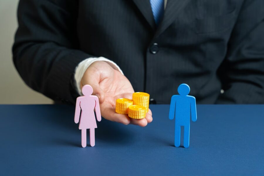 Man en vrouw met munten als symbool voor financiële gevolgen van een scheiding